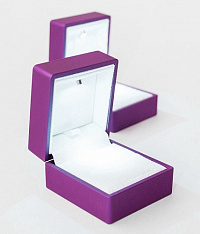 Футляр пластиковый, с подсветкой (№01 под кольцо (валик) - фиолетовый; флок - белый) 187101